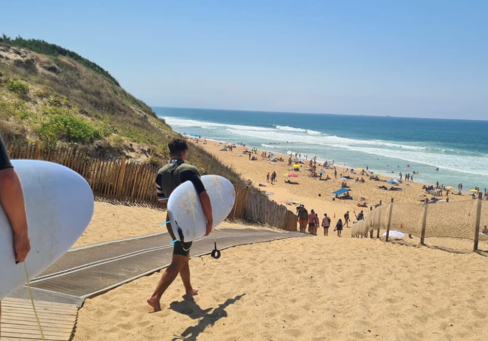 Quinten en Patrick Burm met surfplanken op weg naar het strand