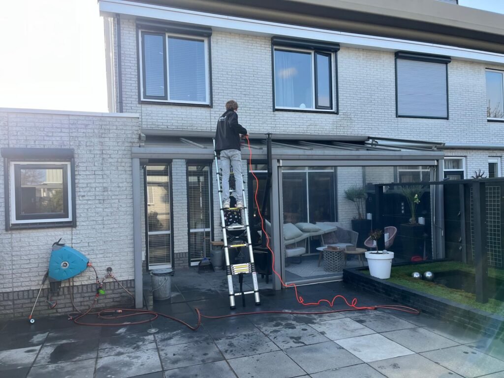 Dakkapel met glazen overkapping, gereinigd door Burm & Co
