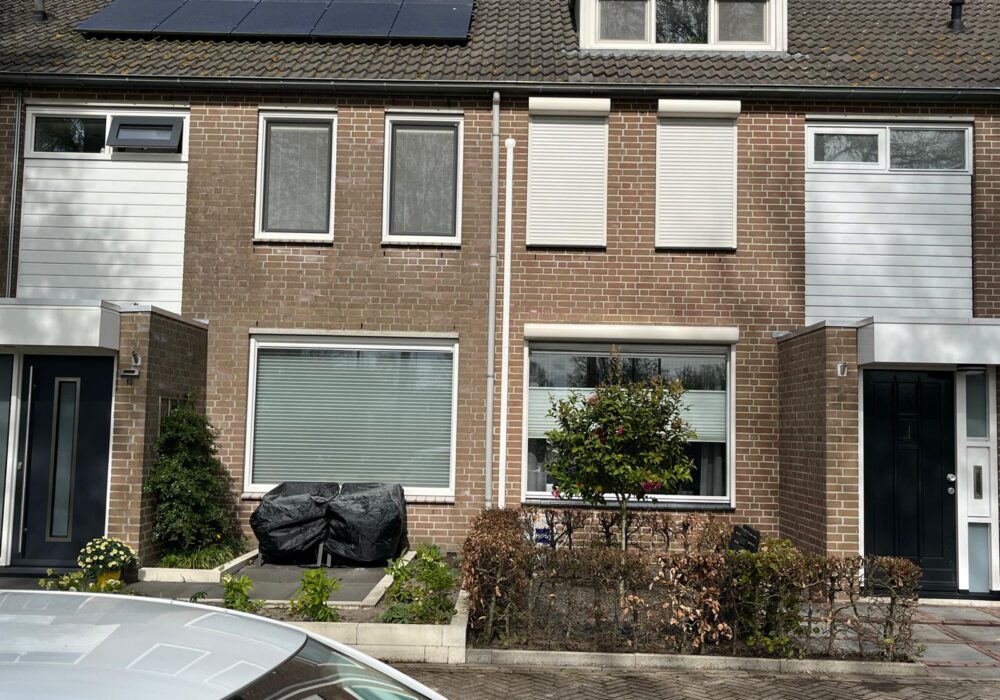 Voorgevel van een rijtjeswoning die Burm & Co reinigde