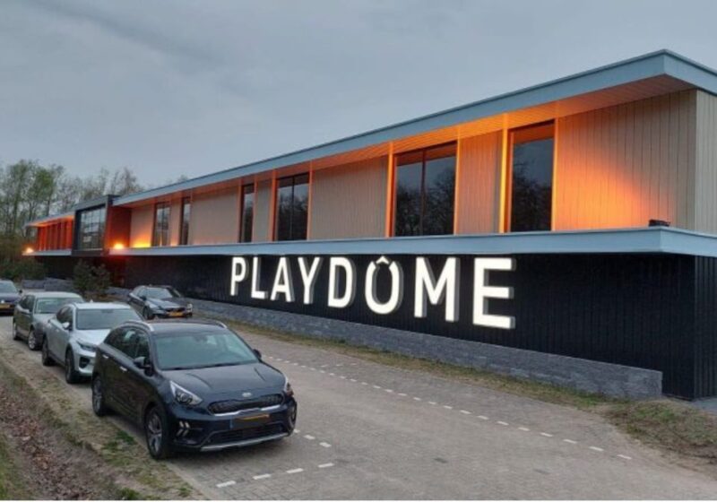 Het pand van Playdome, klant van Burm & Co