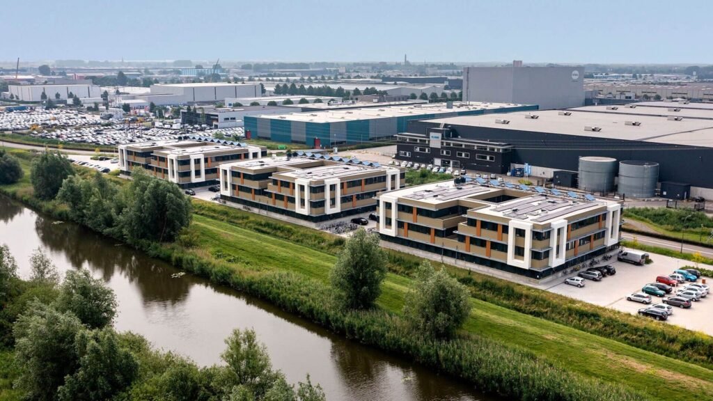 Luchtfoto van de bedrijfsgebouwen van Workinn in Waalwijk