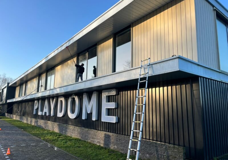 Gevelreiniging van beplating bij Playdome Roosendaal met een telescoopsteel door Burm & Co Gevelreiniging van beplating bij Playdome Roosendaal met een telescoopsteel door Burm & Co