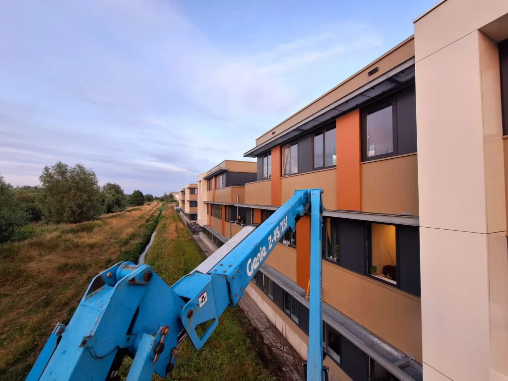 Hoogwerker langs de gevel van Workinn Waalwijk