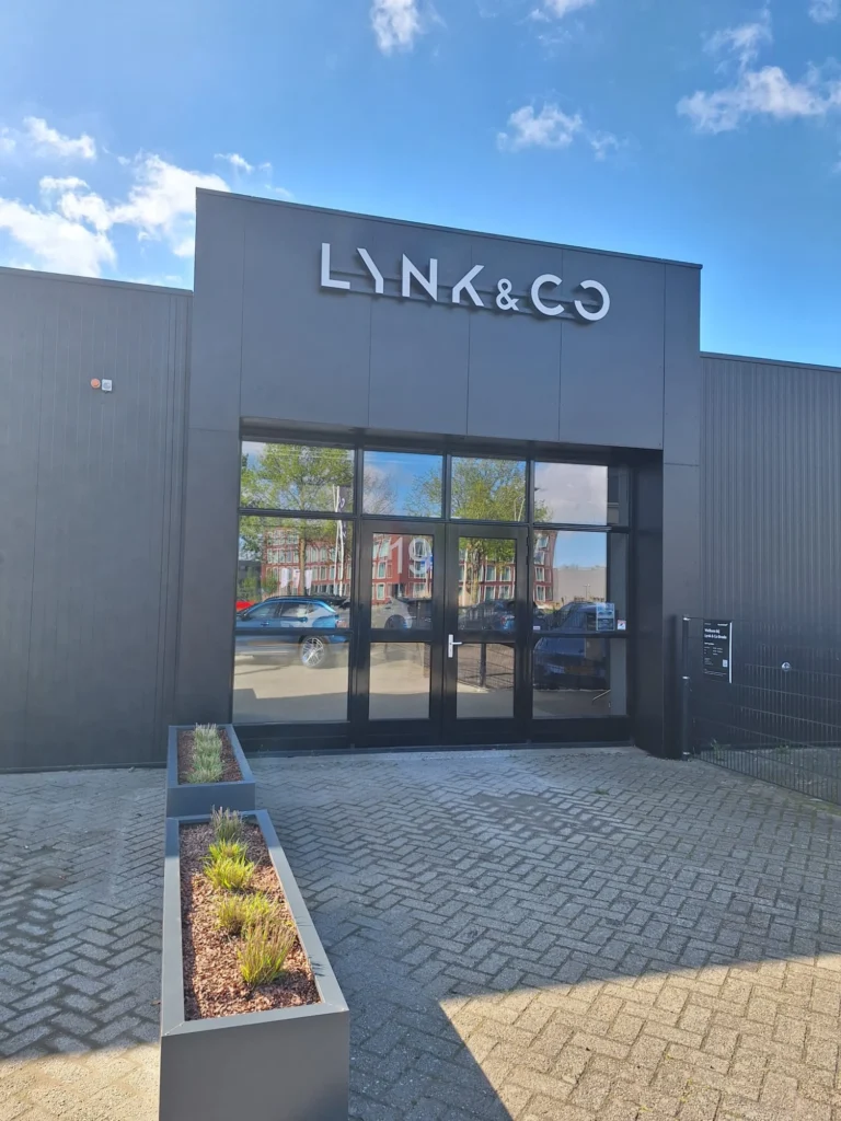 Plantenbakken aanplanten bij de entree van Lynk & Co