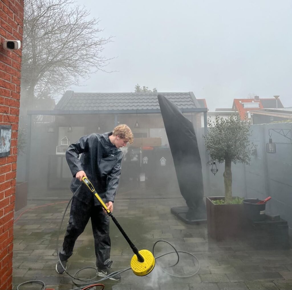 Quinten van Burm & Co spuit een terras schoon met heet water in Breda