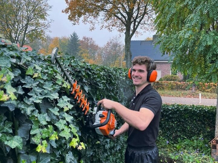 Heg knippen met de heggenschaar door Burm & Co
