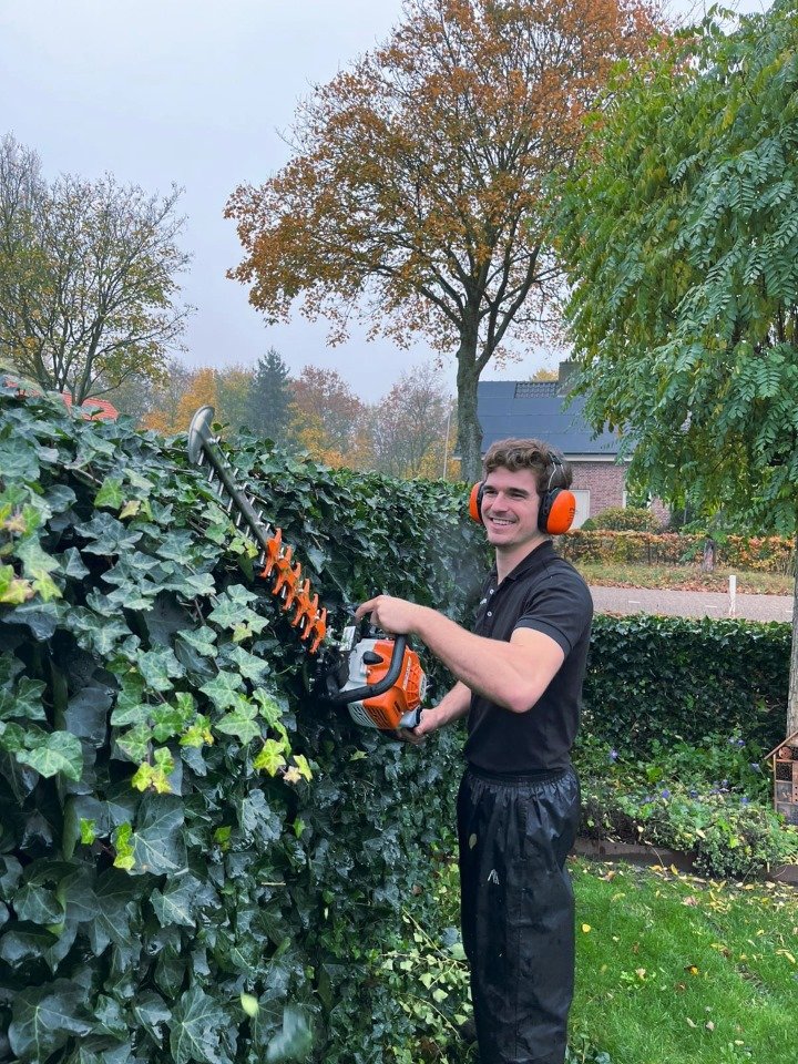 Heg knippen met de heggenschaar door Burm & Co