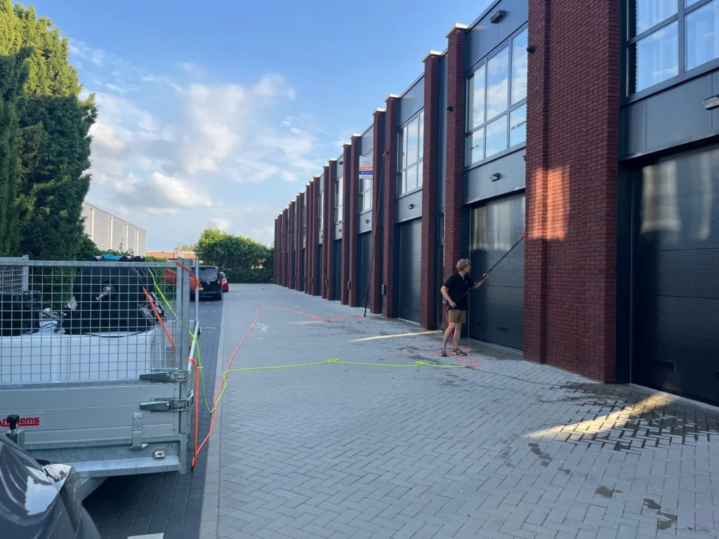 Gevel en glas van de loodsen in Etten-Leur reinigen met de telescoopsteel door Burm & Co