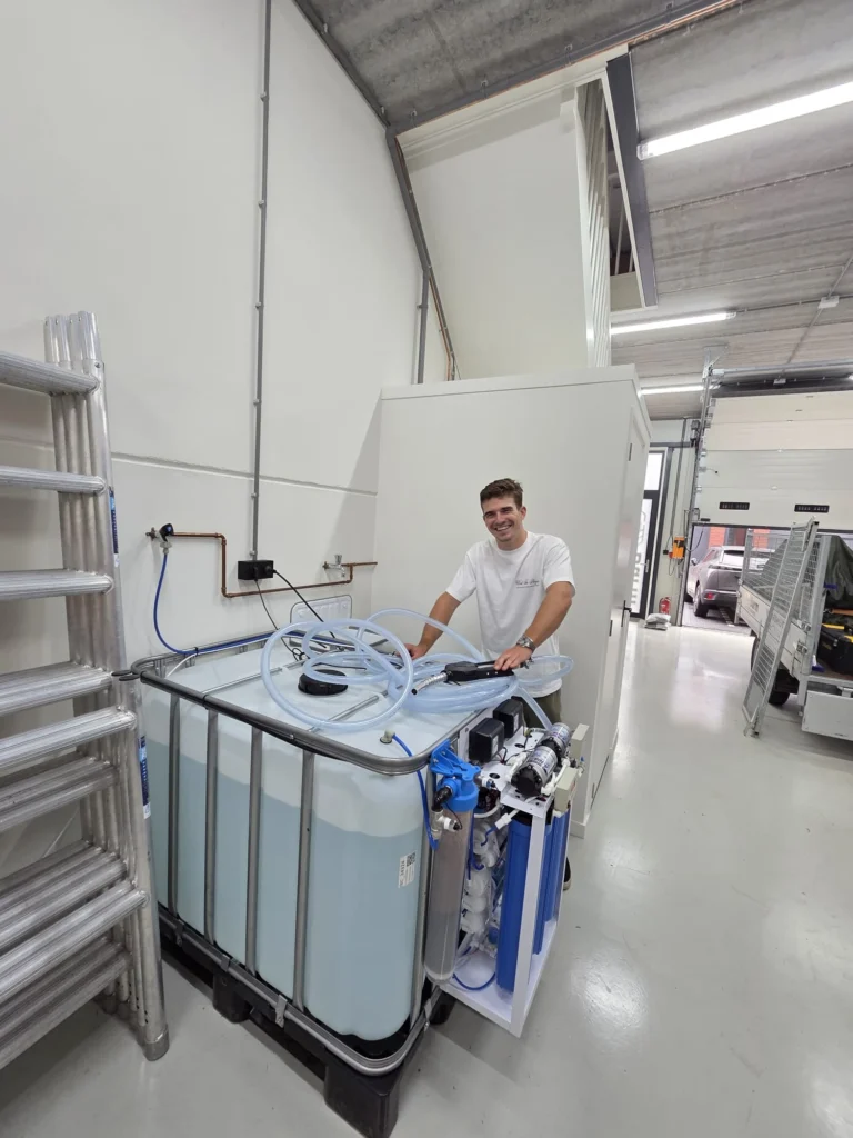De eigen osmose-installatie van Burm & Co voor het reinigen van zonnepanelen met osmosewater