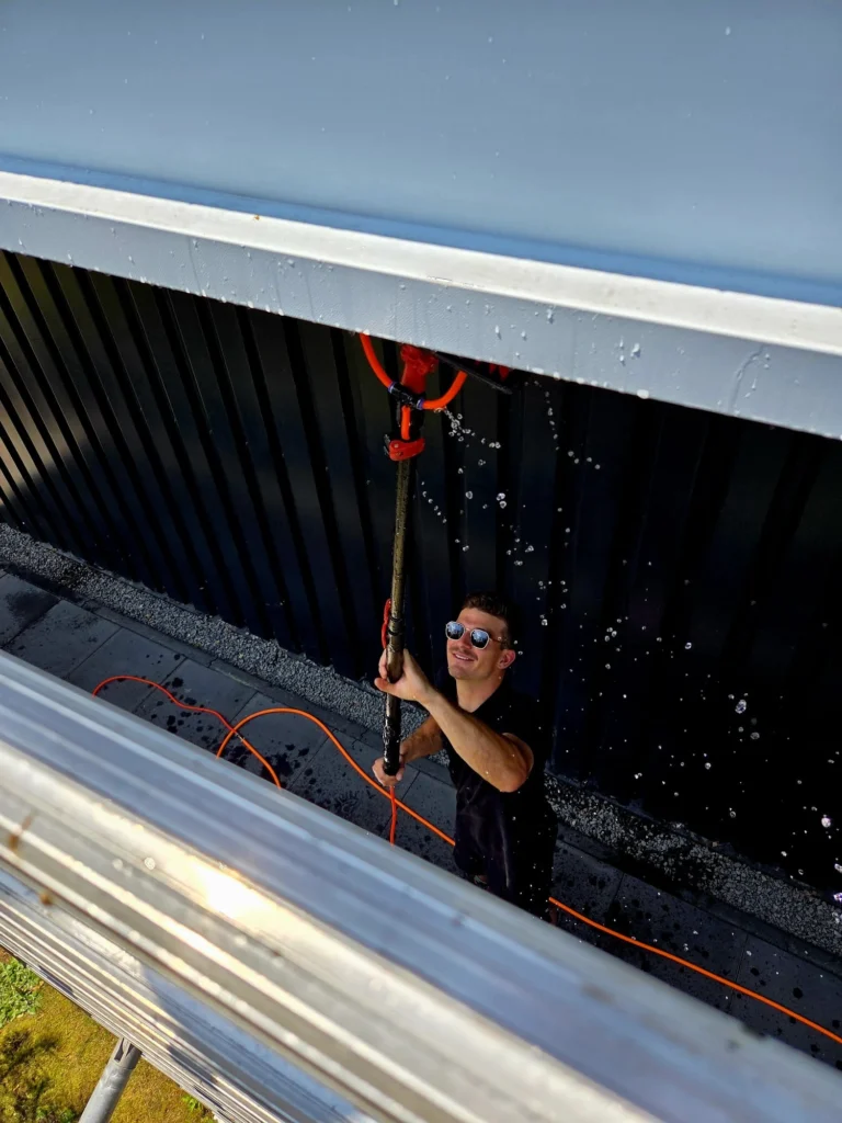 Beplating van Playdome Roosendaal reinigen met telescoopsteel en hoge druk door Burm & Co