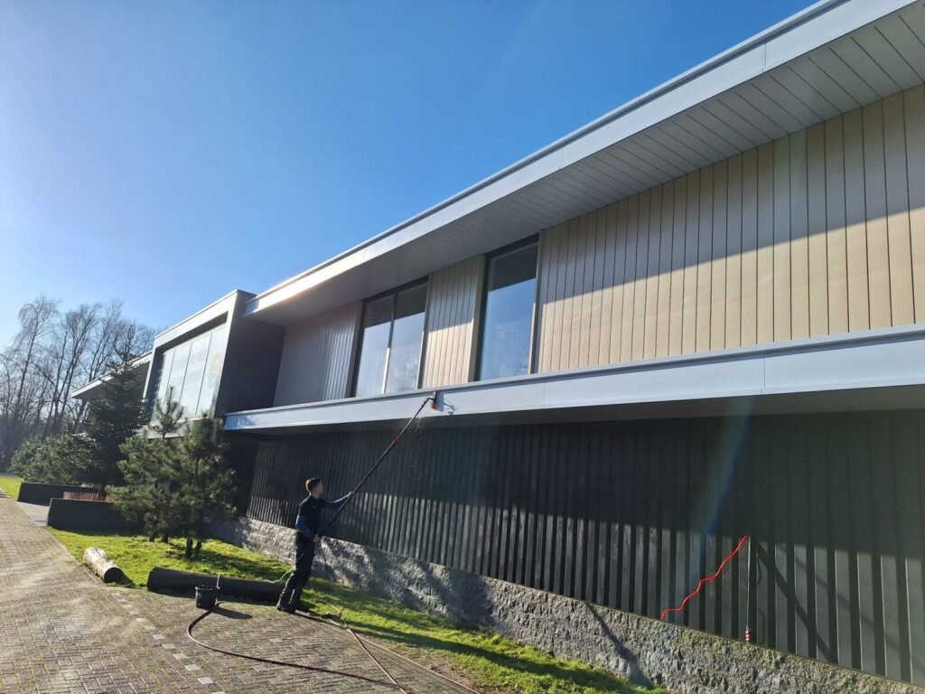 Voorgevel van Playdome Roosendaal reinigen met de telescoopsteel door Burm & Co