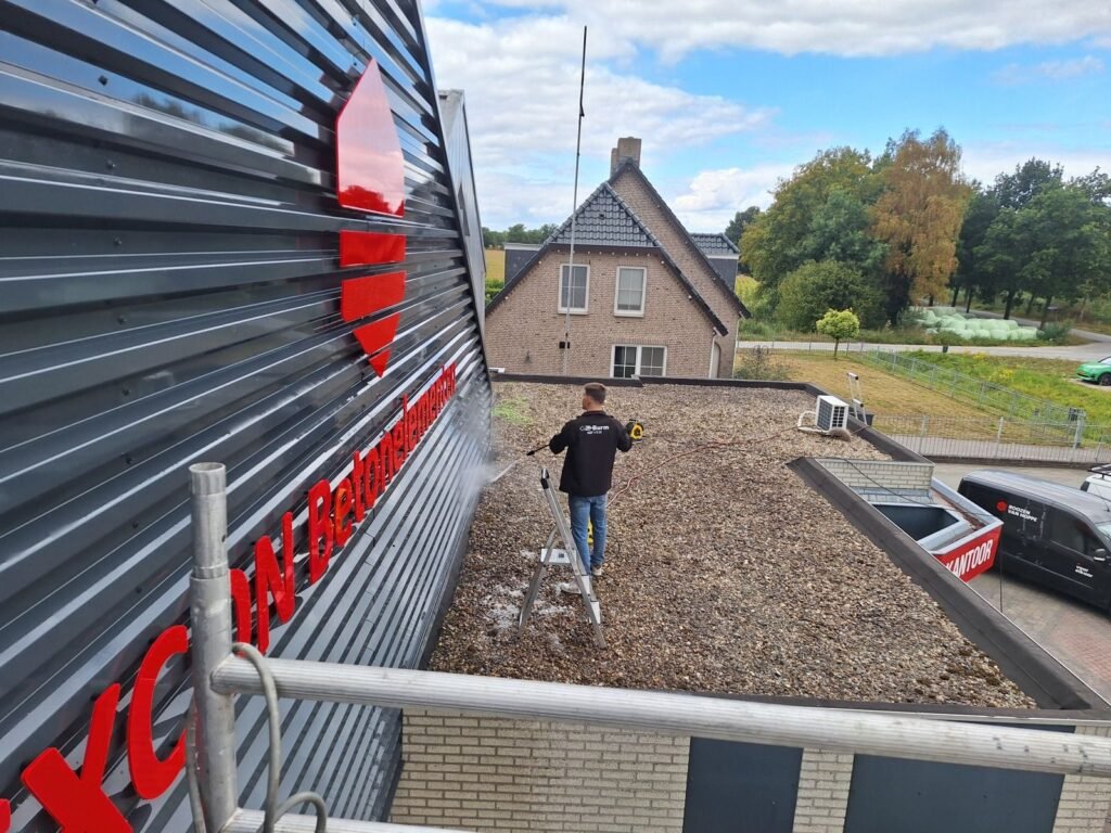 Gevel reinigen met hoge druk bij Roozen van Hoppe in Haghorst door Burm & Co