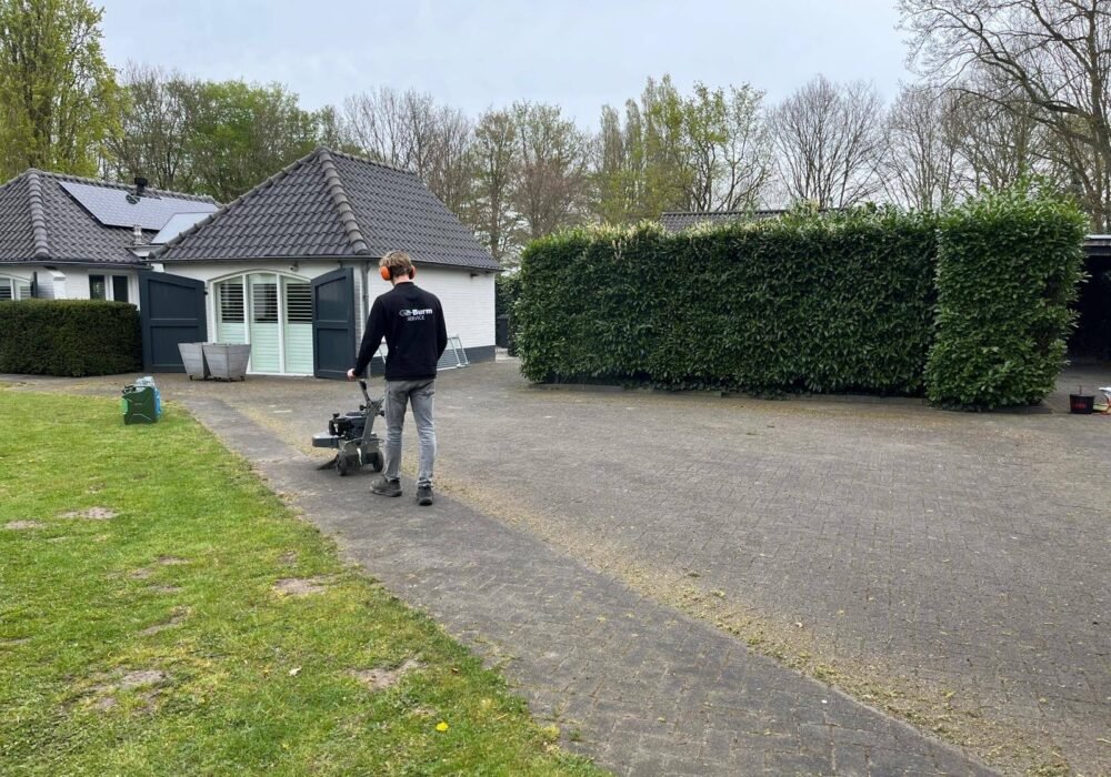 Onkruid borstelen op bestrating met de onkruidmachine door Burm & Co