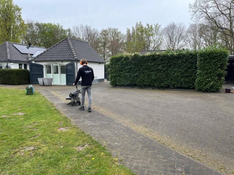 Onkruid borstelen op bestrating met de onkruidmachine door Burm & Co