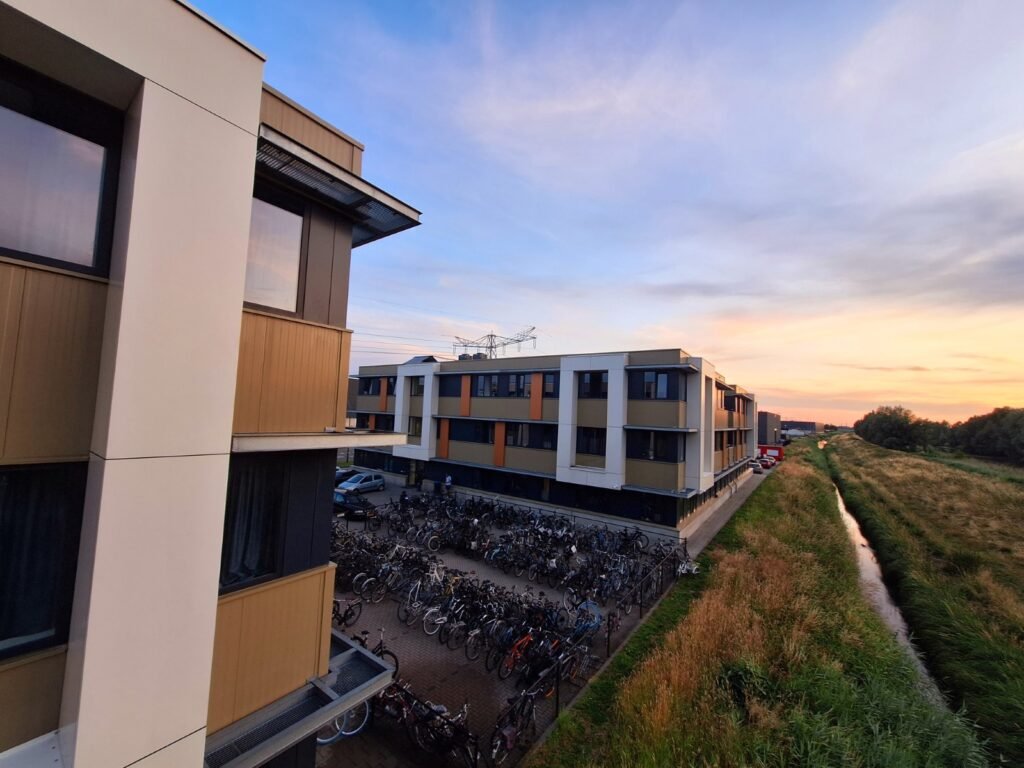 Appartementencomplex van Workinn Waalwijk bij zonsondergang