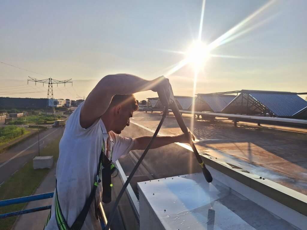 Dakrand van Workinn Waalwijk reinigen vanuit de hoogwerker