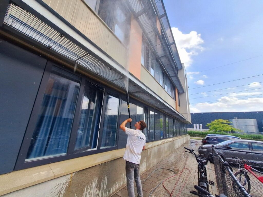Gevel van Workinn Waalwijk reinigen met hoge druk door Burm & Co