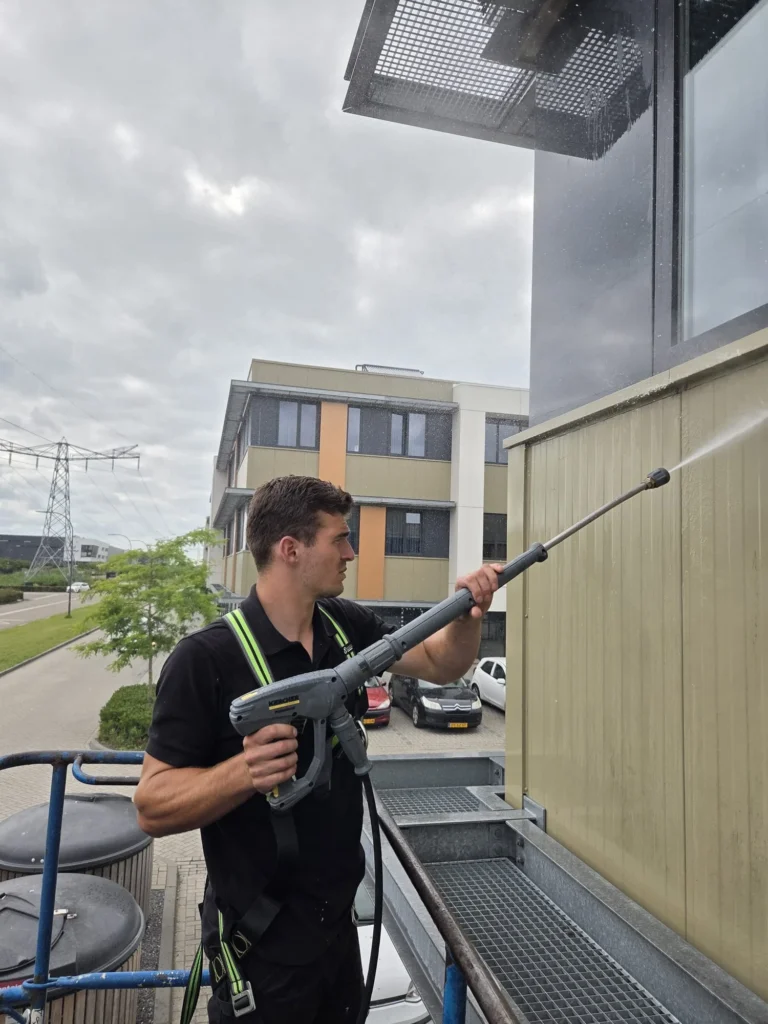 Gevelbeplating van Workinn Waalwijk reinigen vanuit de hoogwerker door Burm & Co