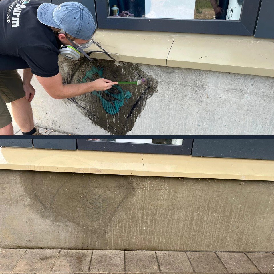 Graffiti verwijderen bij Workinn Waalwijk: boven tijdens het behandelen, onder het resultaat