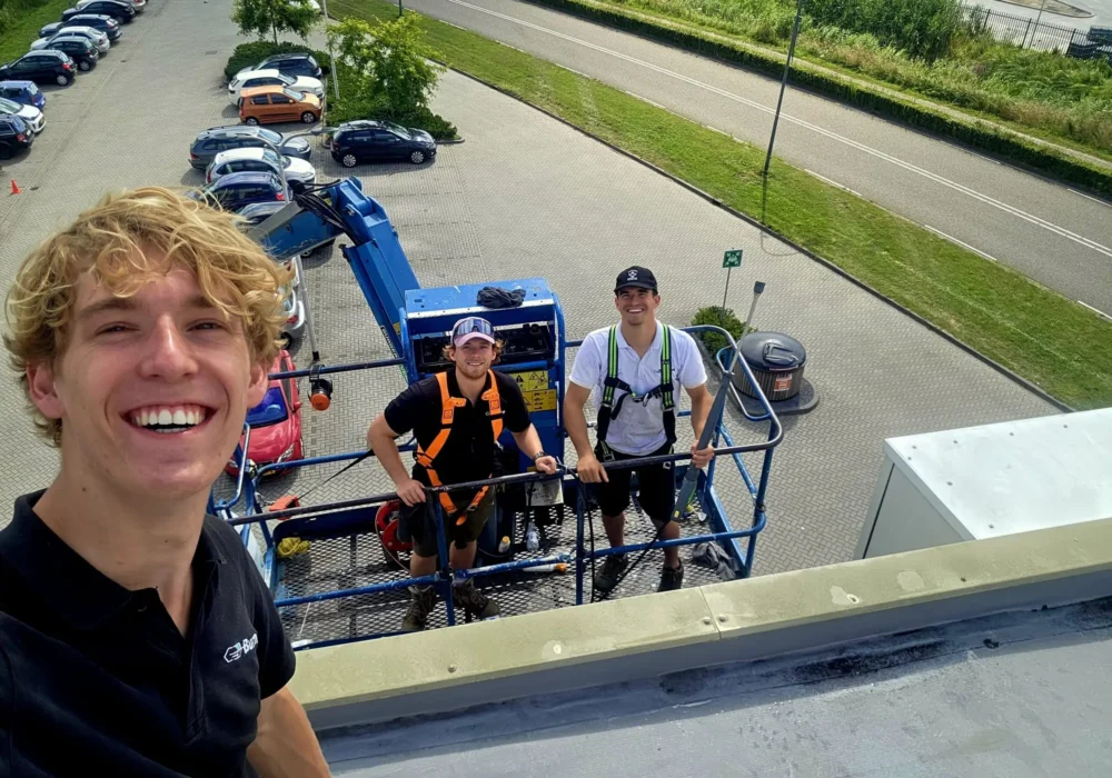 Team van Burm & Co in de hoogwerker bij Workinn Waalwijk