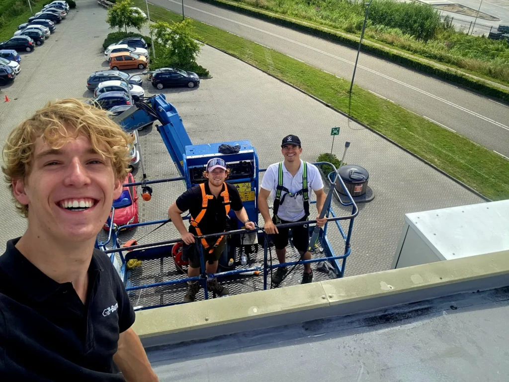 Team van Burm & Co in de hoogwerker bij Workinn Waalwijk