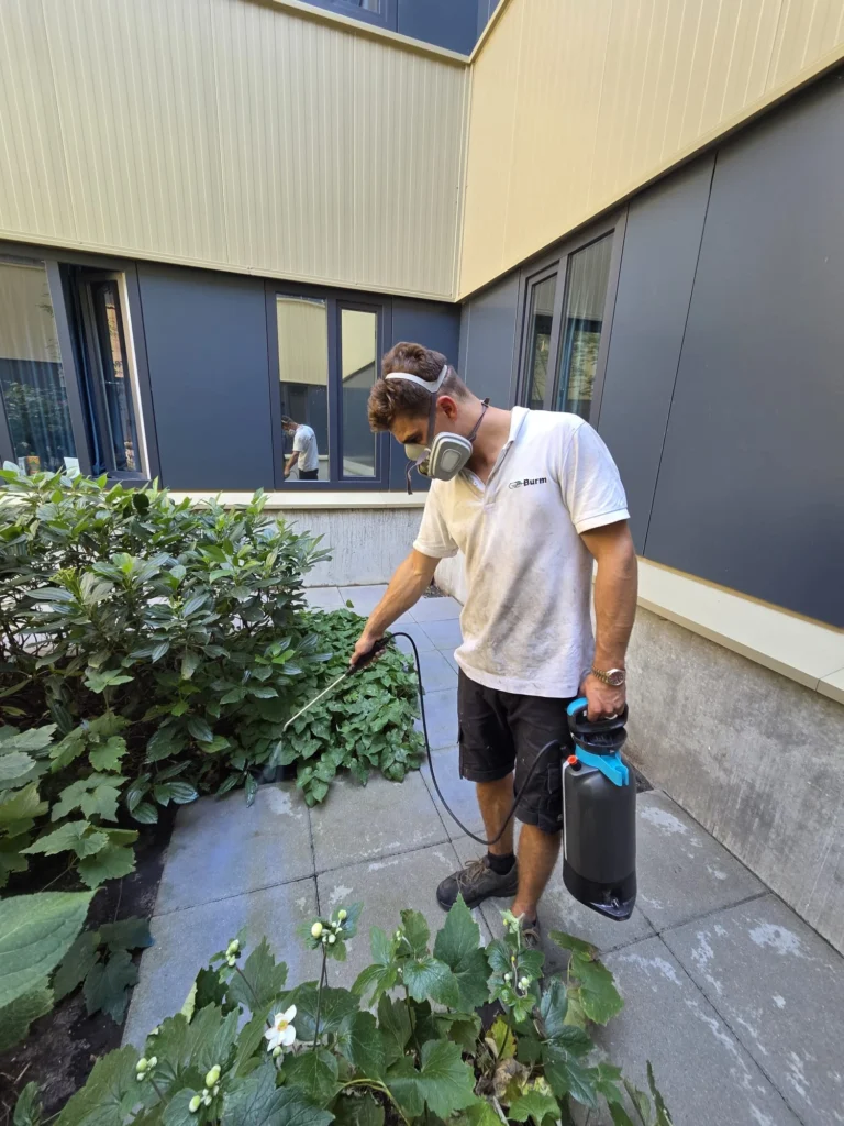 Tegels impregneren in een binnentuin van Workinn Waalwijk door Burm & Co