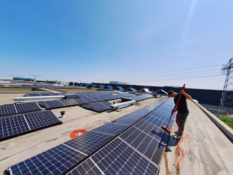 Zonnepanelen reinigen op een groot bedrijfsdak door Burm & Co